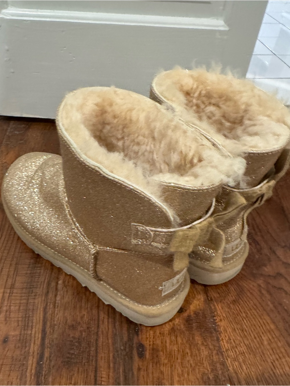 UGG Women’s sz 7 Sparkle Short Boot - Gold Glitter- bow in back - Picture 6 of 10